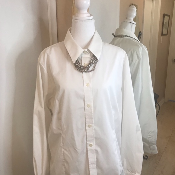 White tailored blouse with button cuff. - Picture 2 of 9